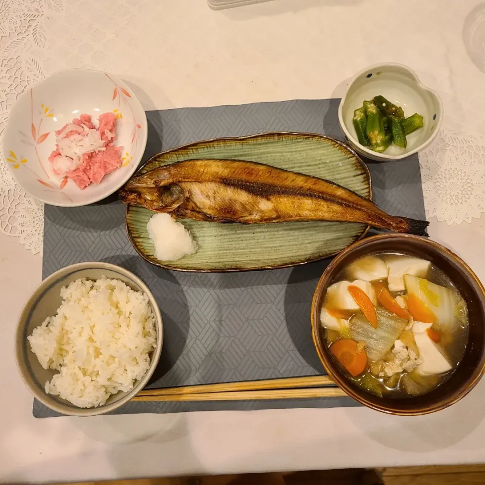 ホッケ塩焼き、ネギトロ、オクラポン酢和え、白菜と鶏肉のスープ|ともさん