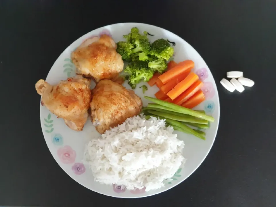 Snapdishの料理写真:Chicken thighs with white rice, carrots, green beans, broccoli. |Aldin Alicさん