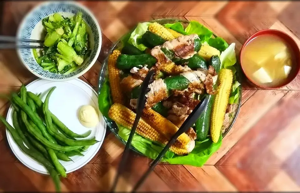 野菜肉巻き　ズッキーニとヤングコーンサラダ菜を敷いてポン酢掛け|時雨さん