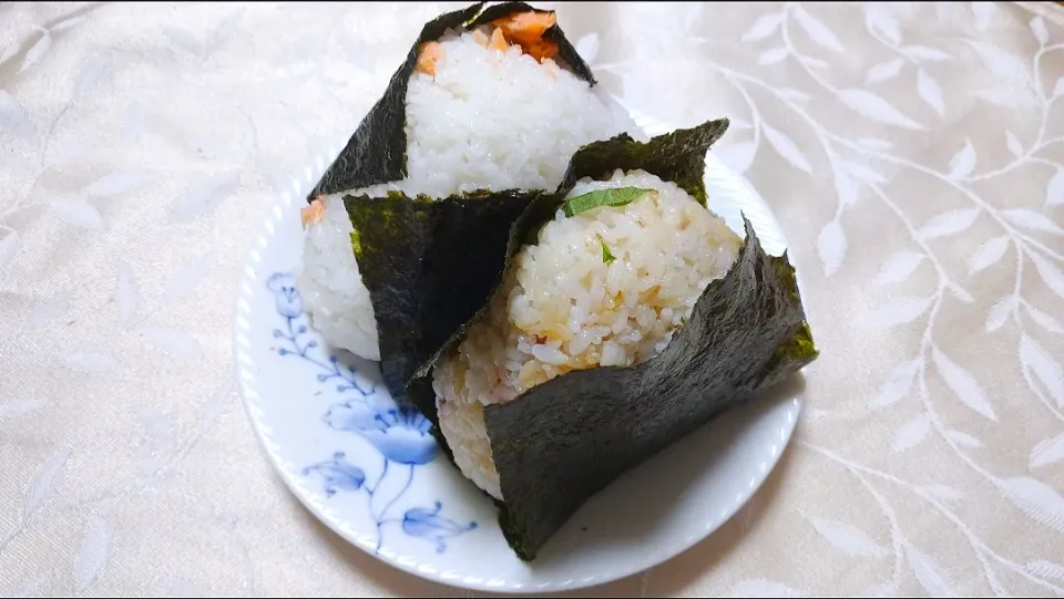 Snapdishの料理写真:6/8の夜勤弁当🍙
おにぎり2種|卯月さん