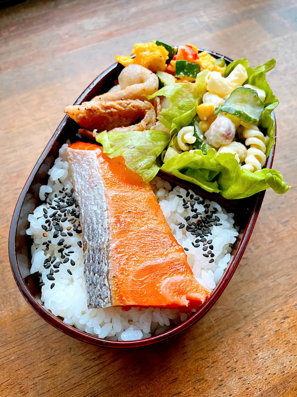 今日のお弁当・シャケとサラダ|akiさん