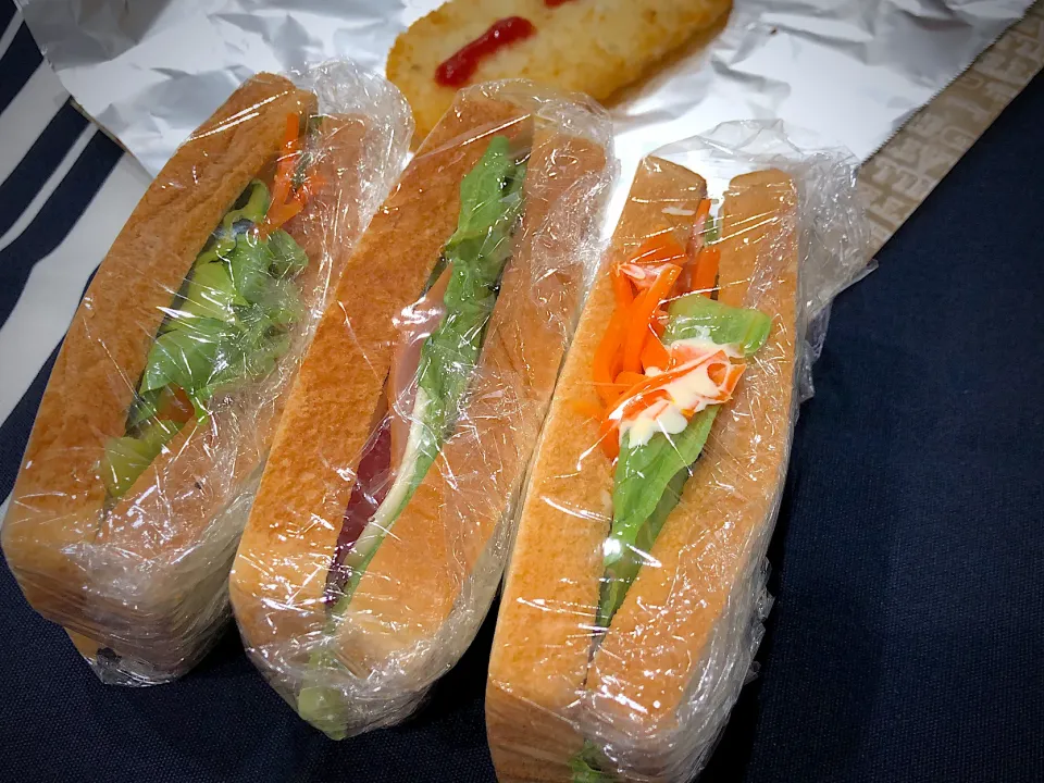 Snapdishの料理写真:サンドイッチとハッシュポテト
⭐︎レタス、チーズ、ハム、トマト
⭐︎レタス、ゆで卵、にんじんのラペ
⭐︎レタス、ハム、ゆで卵、にんじんのラペ|きらきらさん