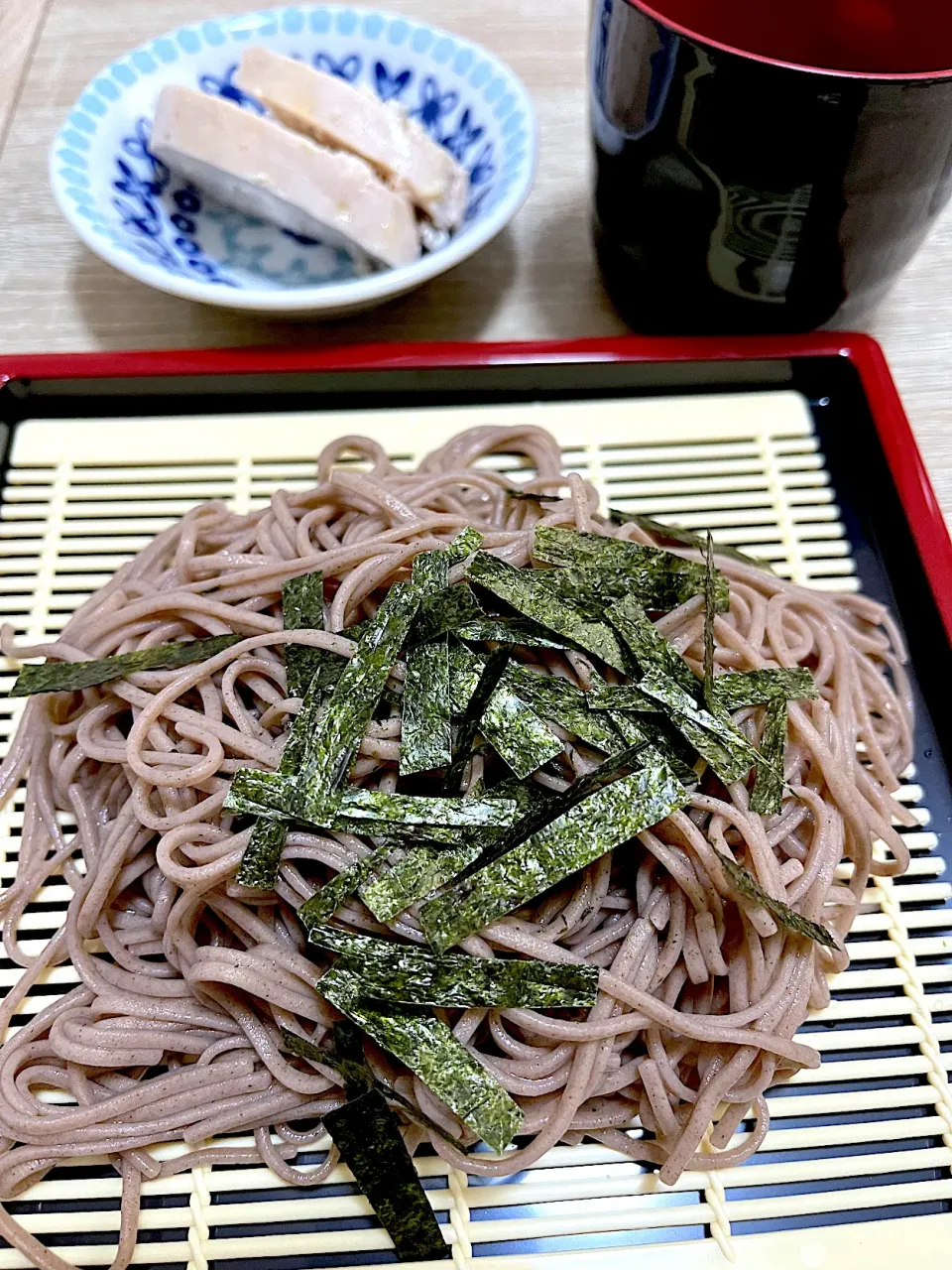 Snapdishの料理写真:十割そばとサラダチキンのお昼ごはん|ゆかｕさん