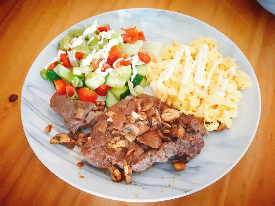 Stake with mushrooms, egs and salad|Aldin Alicさん