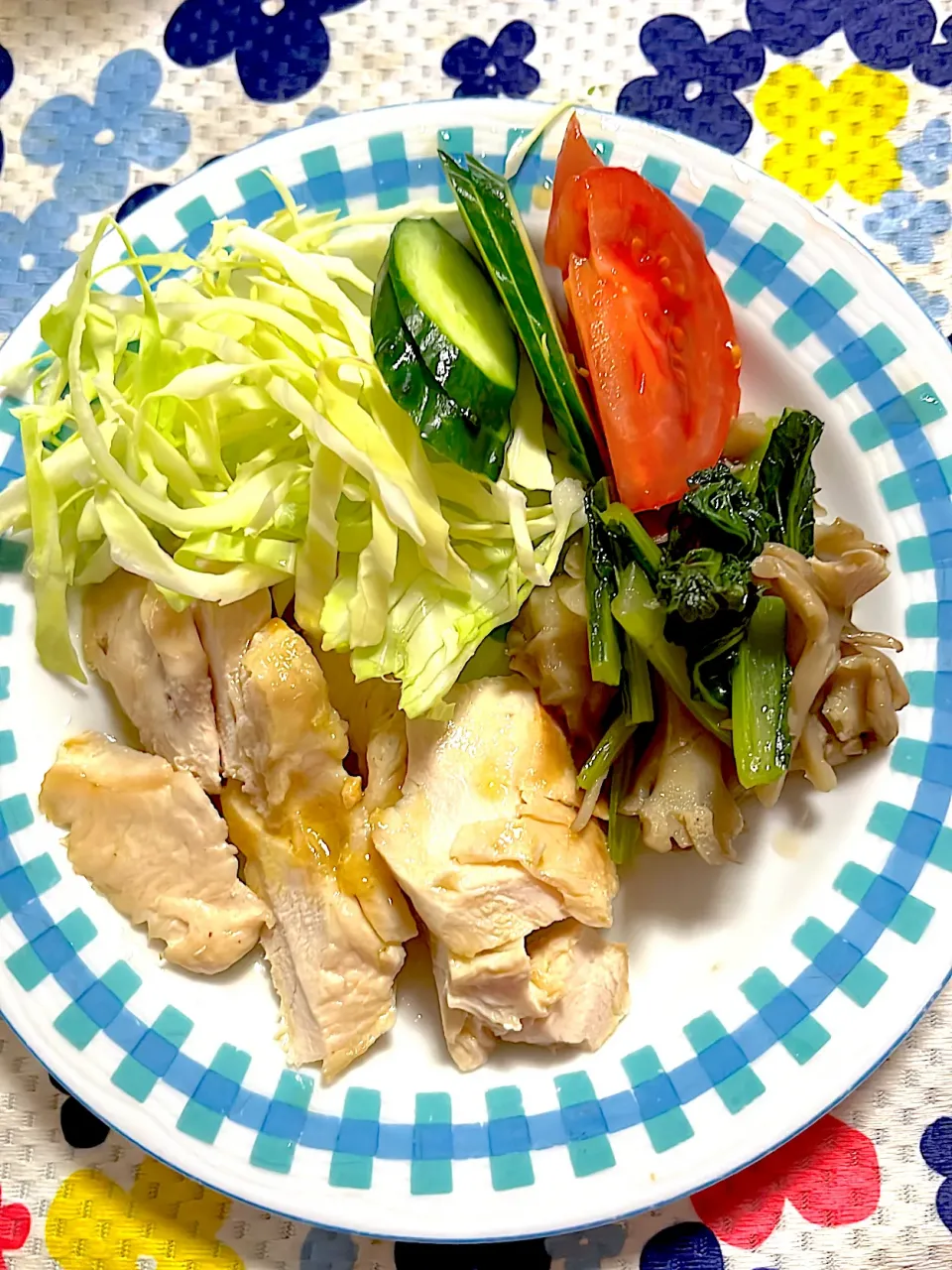 鶏胸肉のレモン🍋塩🧂焼き　小松菜とまいたけ🥬の炒め物　キャベツ　胡瓜🥒　トマト🍅|4jinoanataさん