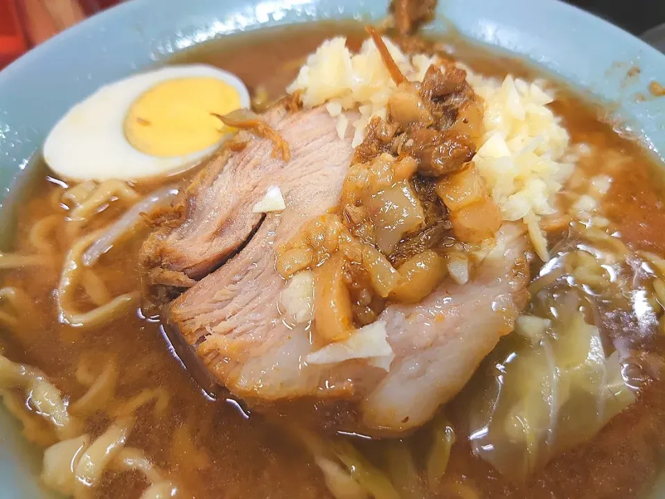 【価格改定】
ラーメン富士丸 神谷本店
富士丸ラーメン(980円)
－麺半分
＋生卵 (麺半分で無料、別器)
＋ニンニク (無料)
＋ちょいアブラ (無料)
@志茂8分
(赤羽まで徒歩20分)
22124|大脇さん