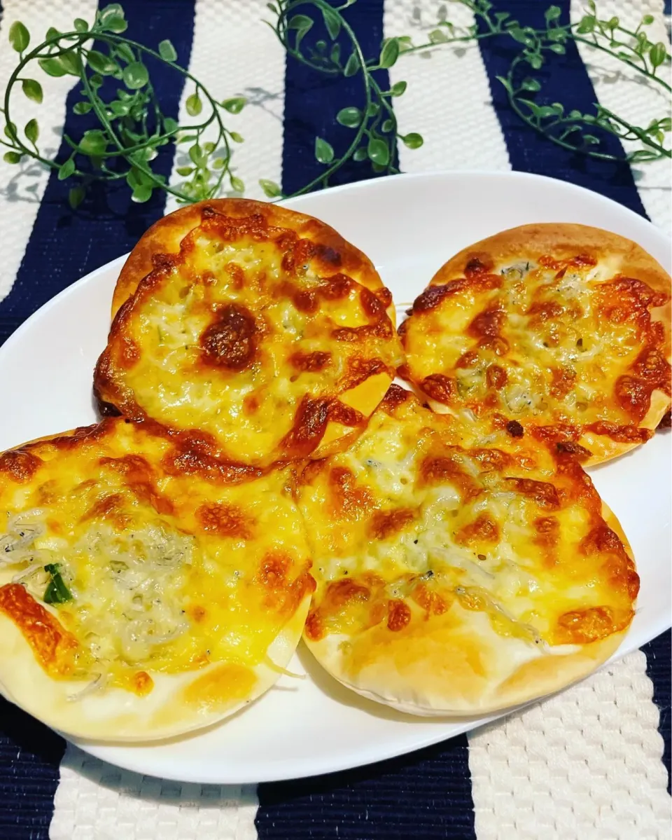 MOMO-chan☻さんの料理 とんちんさんの料理 超時短簡単👍餃子の皮でしらすのピザ🍕チチニエッリ|めんちゃんさん