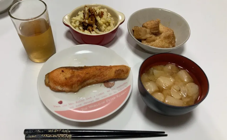 晩御飯(^^)☆鮭のムニエル☆マカロニサラダ☆厚揚げのレンチン生姜煮☆みそ汁（キャベツ、麩）|Saharaさん