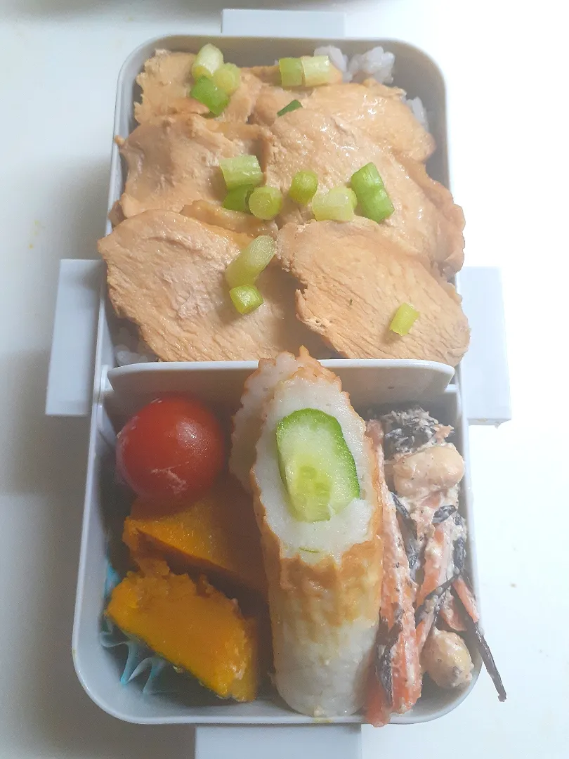 ☆中学生弁当☆玄米入りチャーシュー丼、ひじきサラダ、竹輪胡瓜、南瓜煮物、ミニトマト|ｼｮｺﾗさん