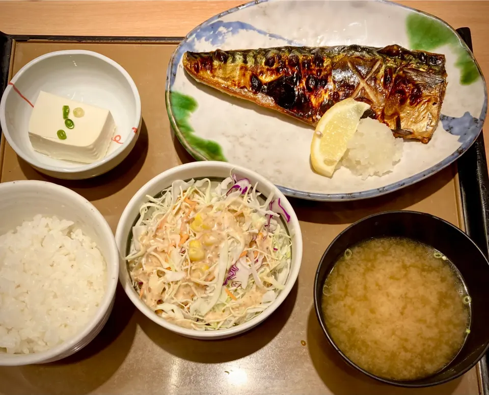 今日のランチは久々に                             「鯖塩焼き定食＋サラダ」|mottomoさん