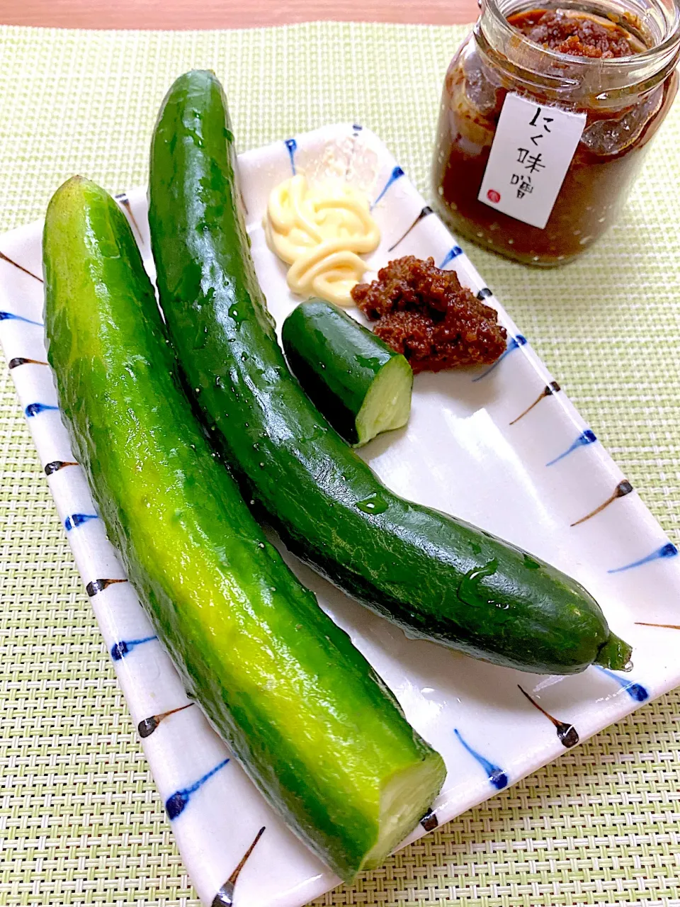 祖父のきゅうり🥒とれたてを肉味噌とマヨで🥚|1614さん