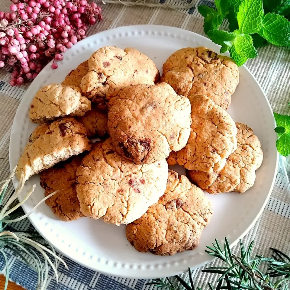 Snapdishの料理写真:ゴロっとチョコとシナモン＆バニラ香る全粒粉入りザクザクッキー。|とまと🍅さん