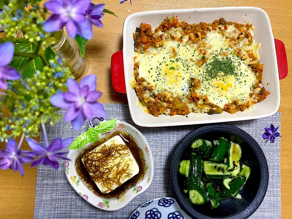 卵入り焼きキーマカレー🍛、もずく豆腐、自家栽培しその実しょうゆでたたききゅうり🥒|1614さん