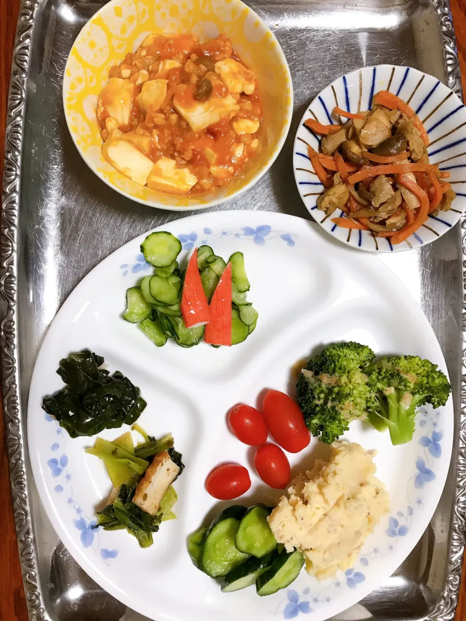 Snapdishの料理写真:大豆のお肉の麻婆豆腐　きんぴら　野菜盛り|くまとらさん