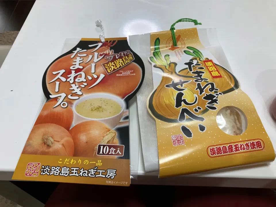 パパさん淡路1人旅行土産🤣朝から毛布洗濯して掃除機かけて、毛布干してから、バイクで淡路に行ってきた🤣楽しかった様で随所随所で「フェリー乗り場到着」「今どの辺」「何時のフェリー乗るから家に着くの何時頃」って写メ付きで報告くれたり。淡路迄行って1人で身軽やのに、帰ってきたから、カップ麺食べたらしくて😅面白いぞパパさん|Saharaさん