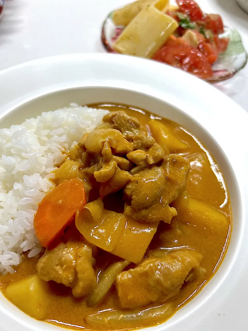 バターチキンカレーと🍅トマトバジル|三姉妹のママさん