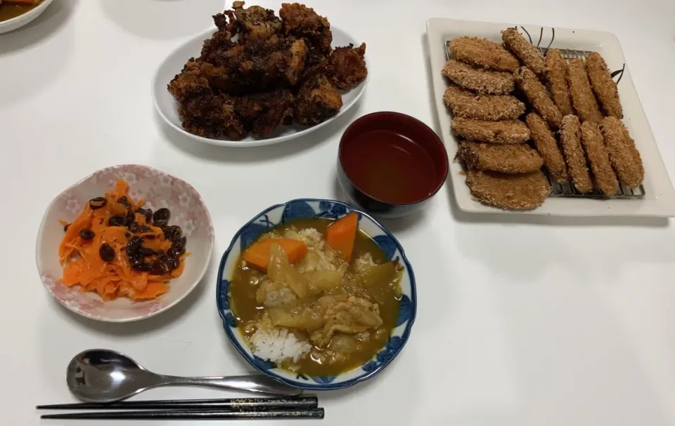 Snapdishの料理写真:晩御飯(^^)☆チキンカレー☆メンチカツ☆唐揚げ☆玉ねぎスープ☆キャロットラペ|Saharaさん