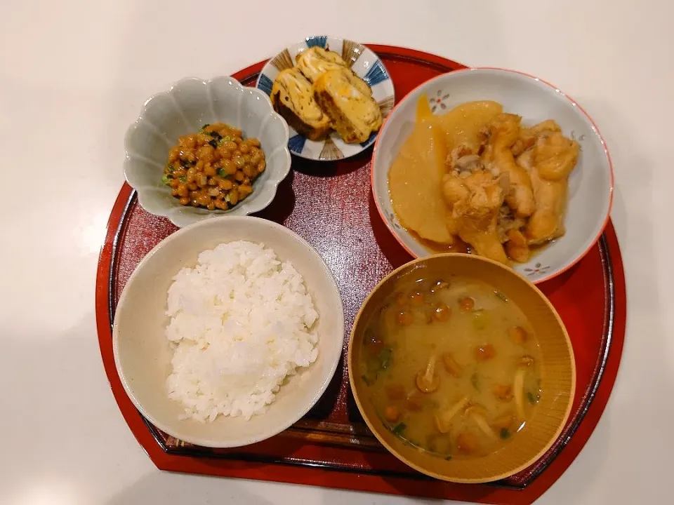 鶏手羽元と大根の煮物、納豆、だし巻き卵、なめこの味噌汁|sorsmdさん