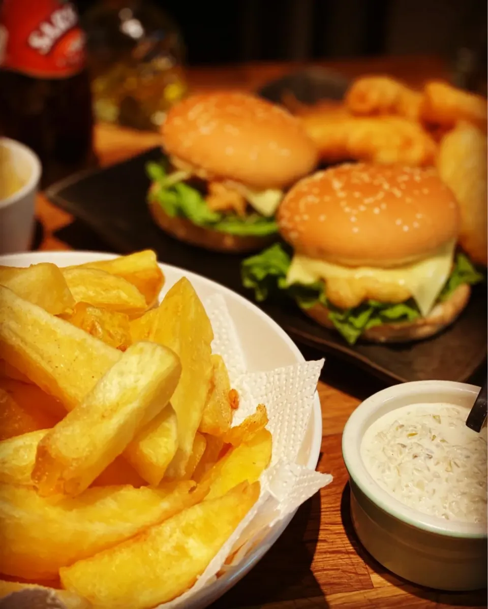 It’s Friday ! It’s Friday 
Dinner ! Dinner !
Fresh Fish Fillet Cheese Burgers 🍔 
With Fresh Fillet Crispy Battered Fish with Tartar Sauce 
Fresh Cut Chips 
#ch|Emanuel Hayashiさん