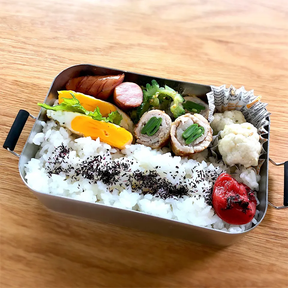 サラ弁　　　　　　　　　　　　　　　　　　えんどう豆の豚ロース巻きソテー　ゴーヤの酢物　カリフラワーサラダ　目玉焼き|じゅんさんさん