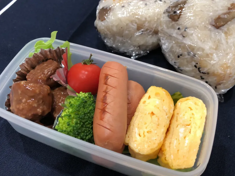 ごぼうときのこの炊き込みおにぎり、たまご焼き、ウインナー、ミニトマト、ブロッコリー、ミートボール|きらきらさん