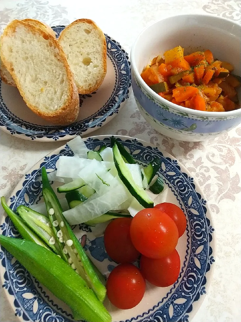 ☆今日の朝ごはん☆　手作りフランスパン　ラタトゥイユ　サラダ|hamamaさん