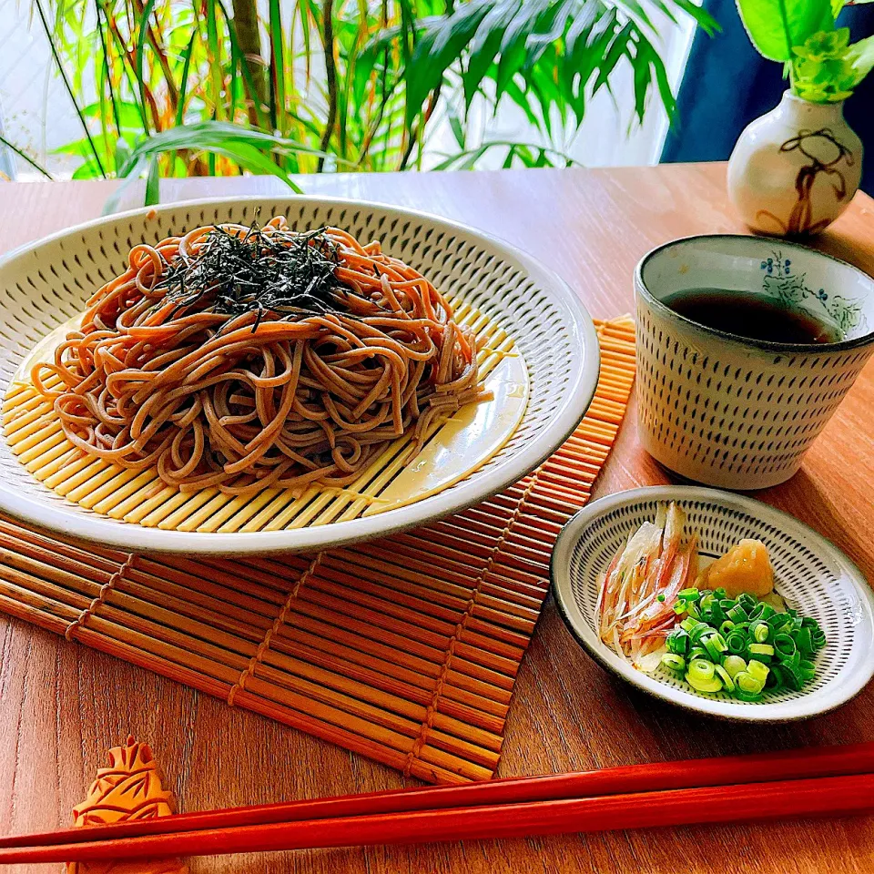 刻み海苔乗っけたざる蕎麦🥢　　薬味は練りわさび、小ネギ、茗荷だけ|Sの食卓さん