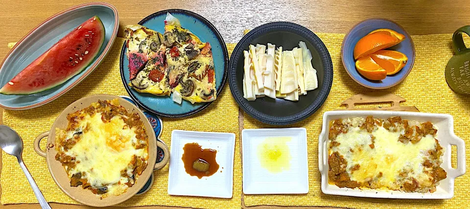 Snapdishの料理写真:ビーツとミニトマトのキッシュ、真竹の刺身とオリーブオイル塩、焼きキーマカレーカレー🍛|1614さん