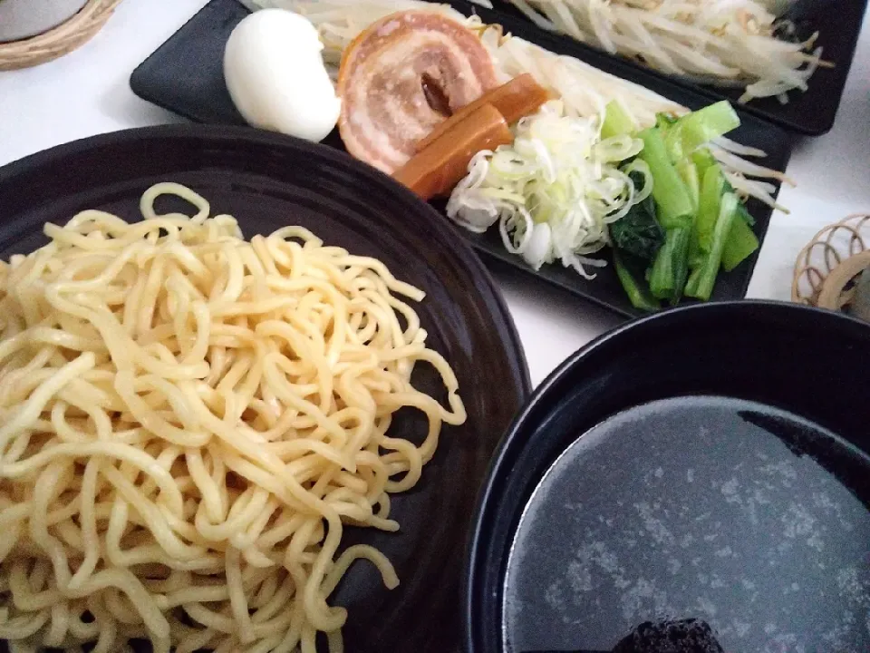 ⁡＿✍
⁡⁡▫今日のお昼ごはん
▫つけ麺
▫チャーシュー
⁡▫ 鴨南蛮風
⁡▫無糖炭酸水|はるさん