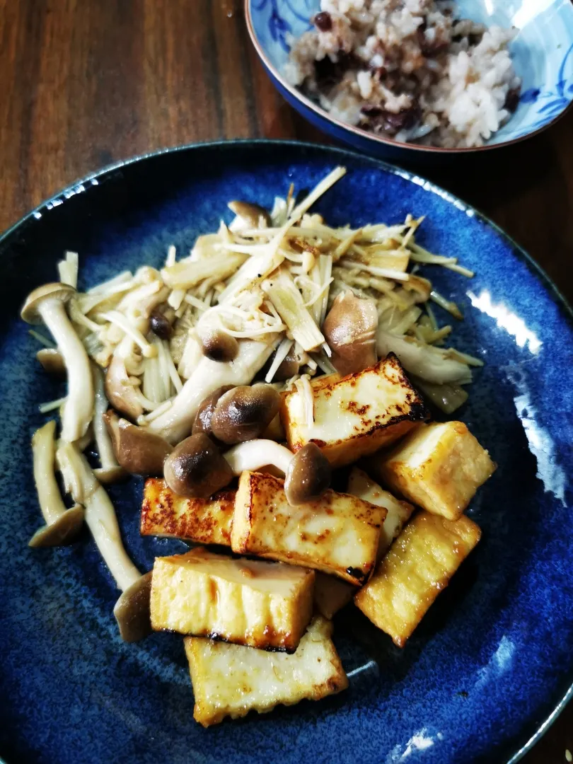 ダイエットランチから

ステーキ風厚揚げ&きのこ🍄グ〜です😀|ペンギンさん