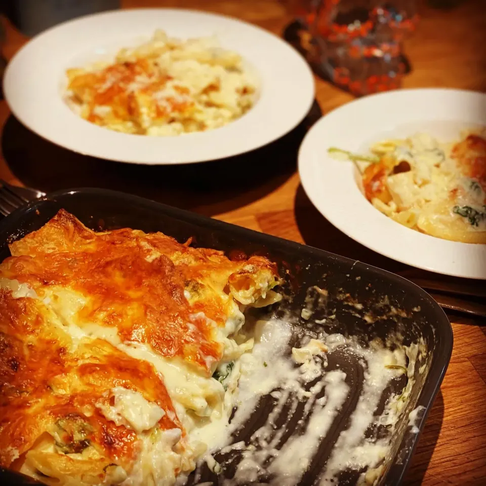 Lunch ! Lunch ! 
Cheesy Mixed Pasta Bake filled with White Fish Fillets , Spinach , Garlic , Béchamel Sauce Grated Mozzarella baked until Golden Brown finished |Emanuel Hayashiさん