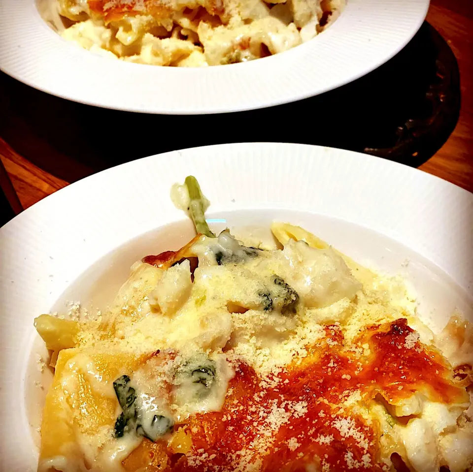 Lunch ! Lunch ! 
Cheesy Mixed Pasta Bake filled with White Fish Fillets , Spinach , Garlic , Béchamel Sauce Grated Mozzarella baked until Golden Brown finished |Emanuel Hayashiさん