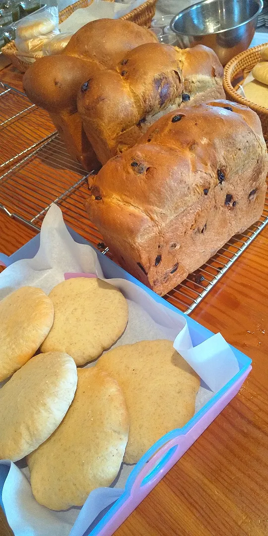 レーズン食パン🍞とピタパン😋|さくらんぼさん