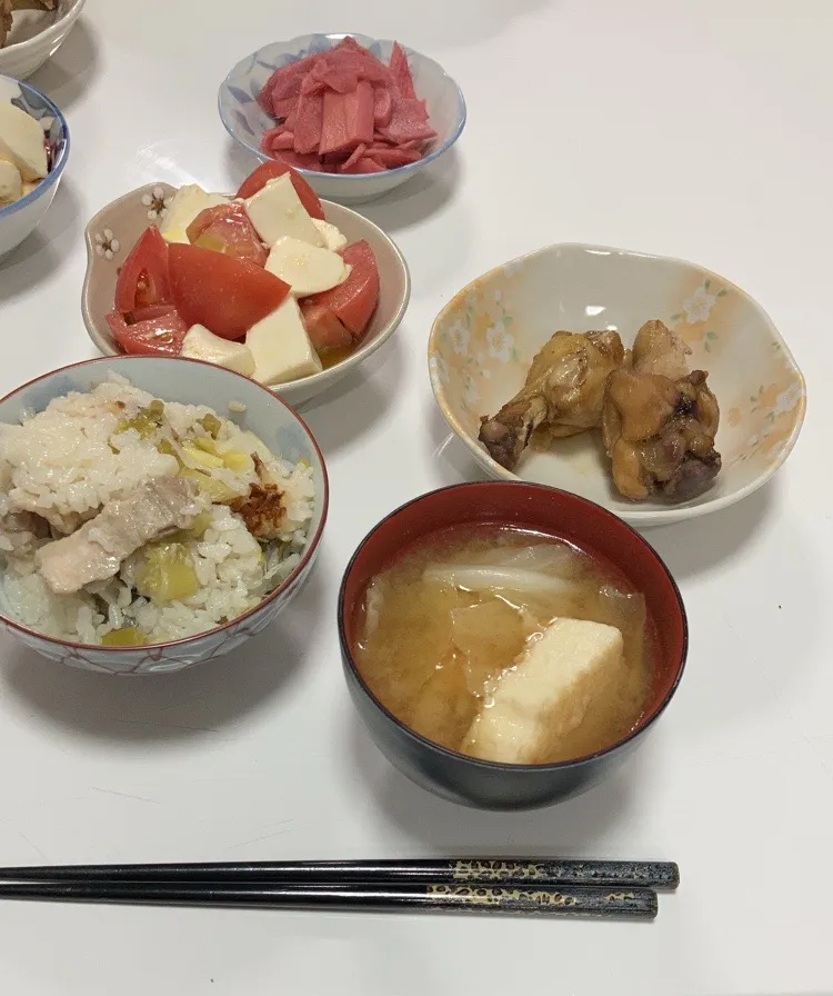 Snapdishの料理写真:晩御飯(^^)☆カプレーゼサラダ☆手羽元の酸っぱ煮☆自家製紅生姜☆ネギと豚バラの炊き込みご飯☆みそ汁（キャベツ、厚揚げ）|Saharaさん