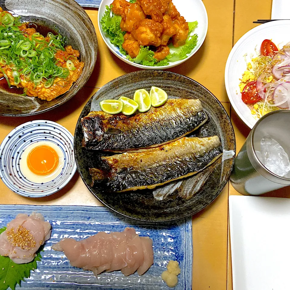 本日の晩ご飯😊鯖の塩焼き酢橘で😊鱧の照り焼き😊鶏唐揚げ😊サラダ😊鶏ササミと胸肉のお刺身|サチ😊さん