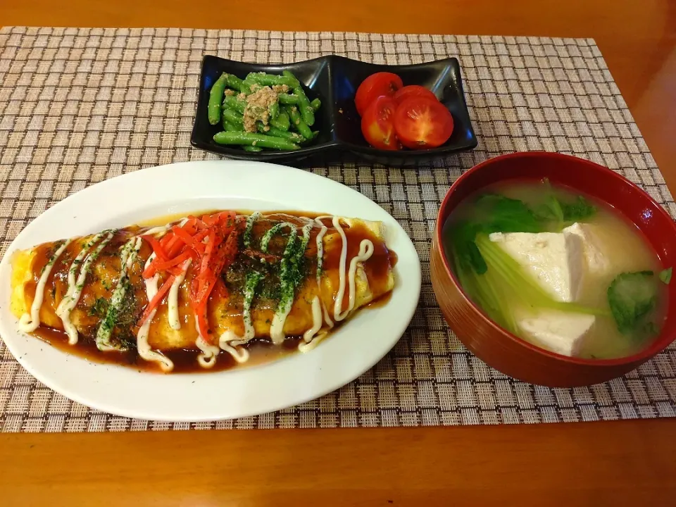 Snapdishの料理写真:☆ロール豚もやし
☆インゲンゴマ和え＆トマト
☆豆腐と三つ葉のみそ汁|chikakoさん