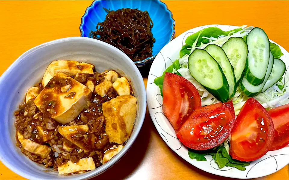 Snapdishの料理写真:麻婆豆腐丼🌟サラダ🌟もずく酢|まり＊さん