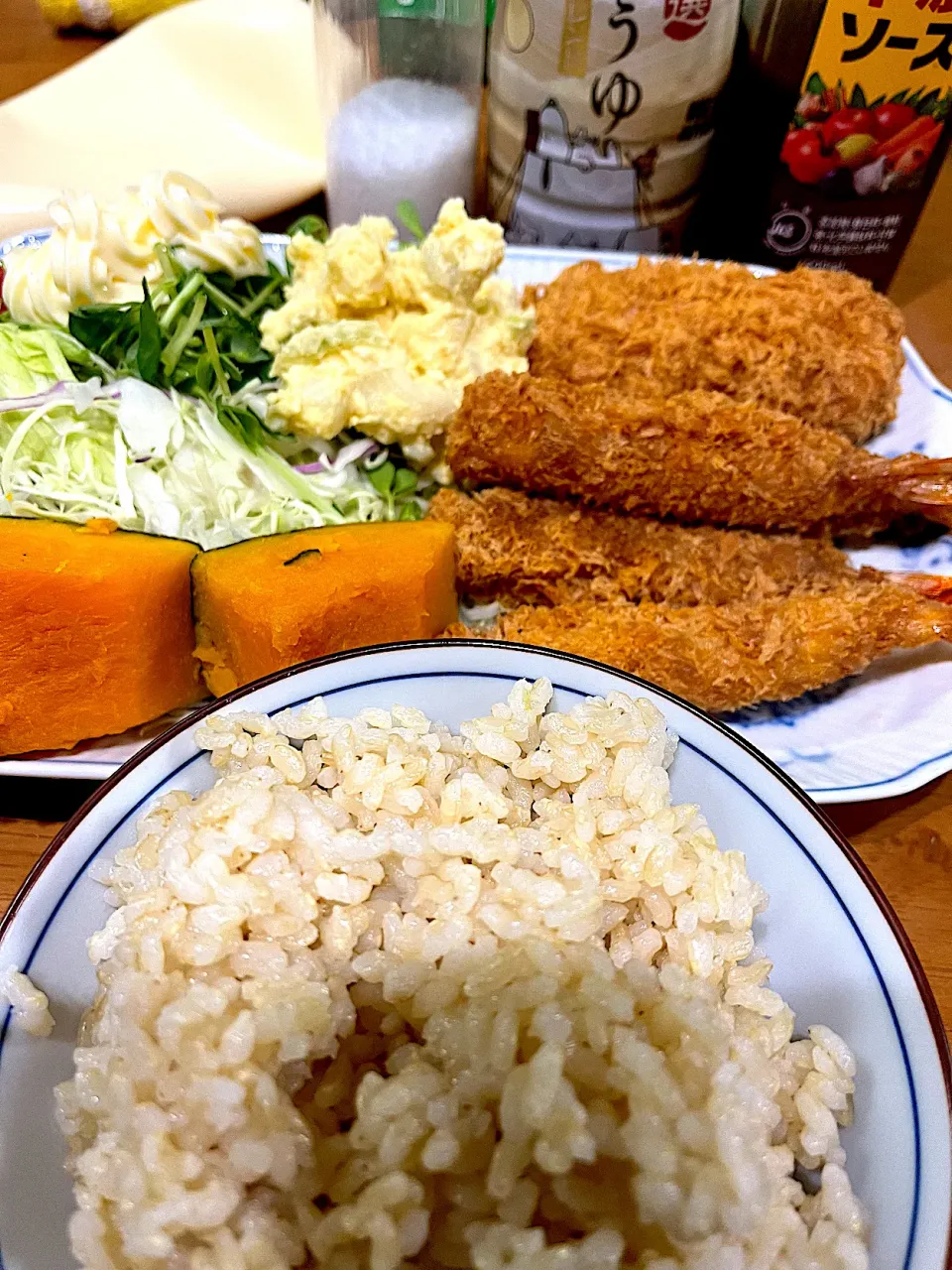 Snapdishの料理写真:塩とか醤油とかソースで #夕飯　ロウカット玄米ご飯、レタスキャベツトマトサラダ、玉子サラダ、エビフライ、クリームコロッケ|ms903さん