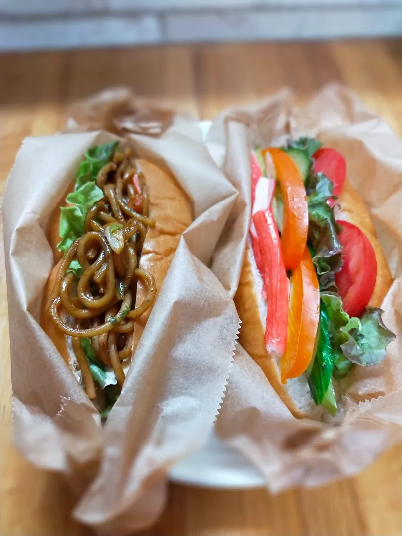 Snapdishの料理写真:焼きそばパン🍞&野菜サンドウィッチ🥪|COCOMO🌼*･さん