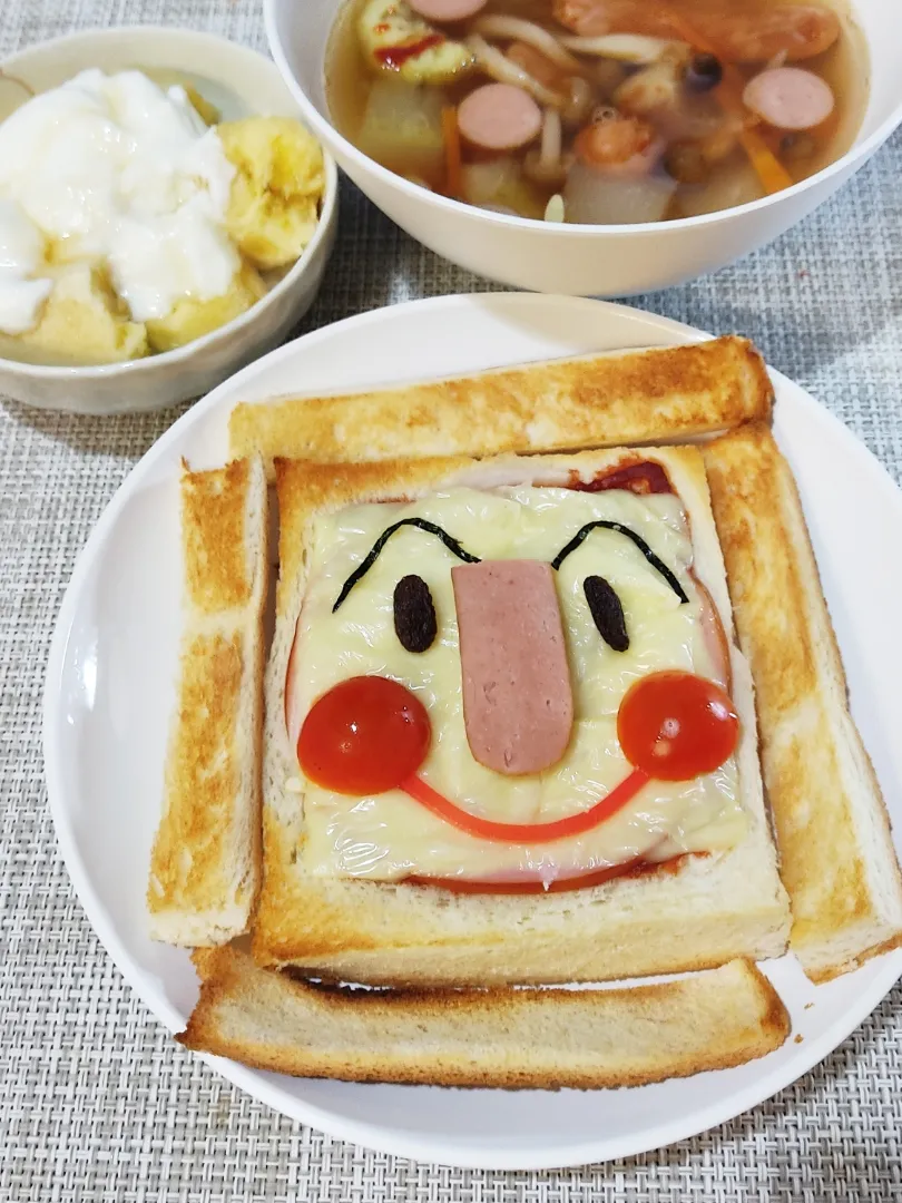 今朝のキャラは食パンマン

使った食材は、海苔、レーズン、ウインナー、ミニトマト、紅ショウガ。
食べたとき、紅ショウガだけ違和感を感じてしまいました。
見た目も味もというのは難しいですね。|Rピージャーさん