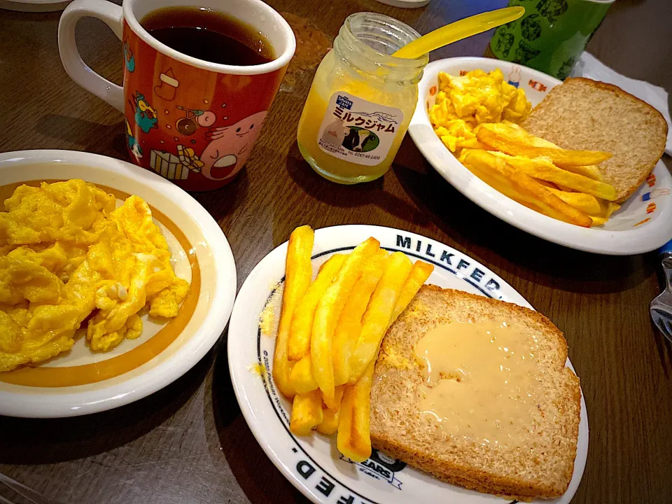 スクランブルエッグ　フレンチフライ　チーズパウダー　胚芽パン🍞　ミルクジャム　コーヒー☕️|ch＊K*∀o(^^*)♪さん