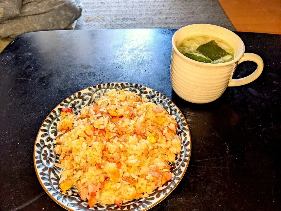 夜勤明け余ったロースハム炒飯と三陸産ワカメと埼玉産葱スープ|Tarou  Masayukiさん