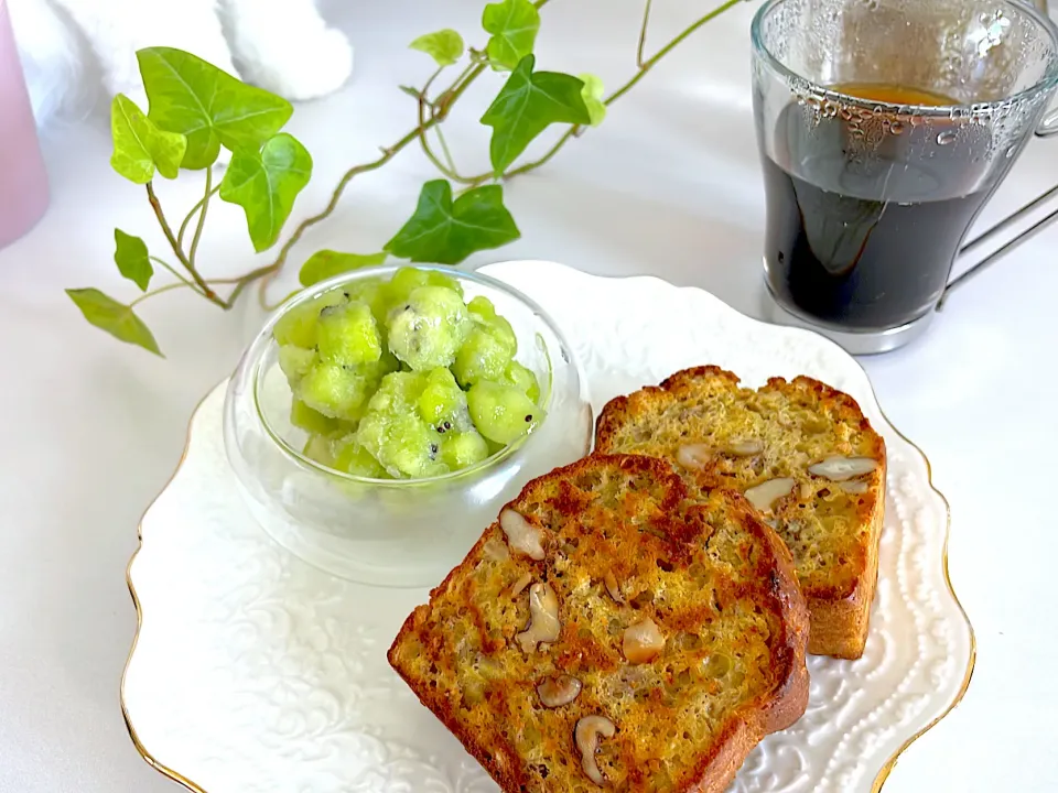 バナナケーキ🍌とキウイグラニテ🥝肉球クリームパン添え|lalapoさん