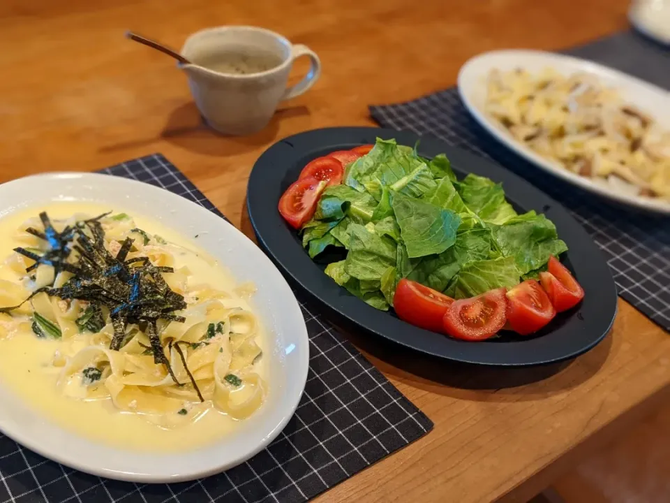 Snapdishの料理写真:つわりから復活☆たらこクリームパスタ🍝ベーコンきのこパスタ🍝ロメインレタスサラダ🥗|Kanaさん