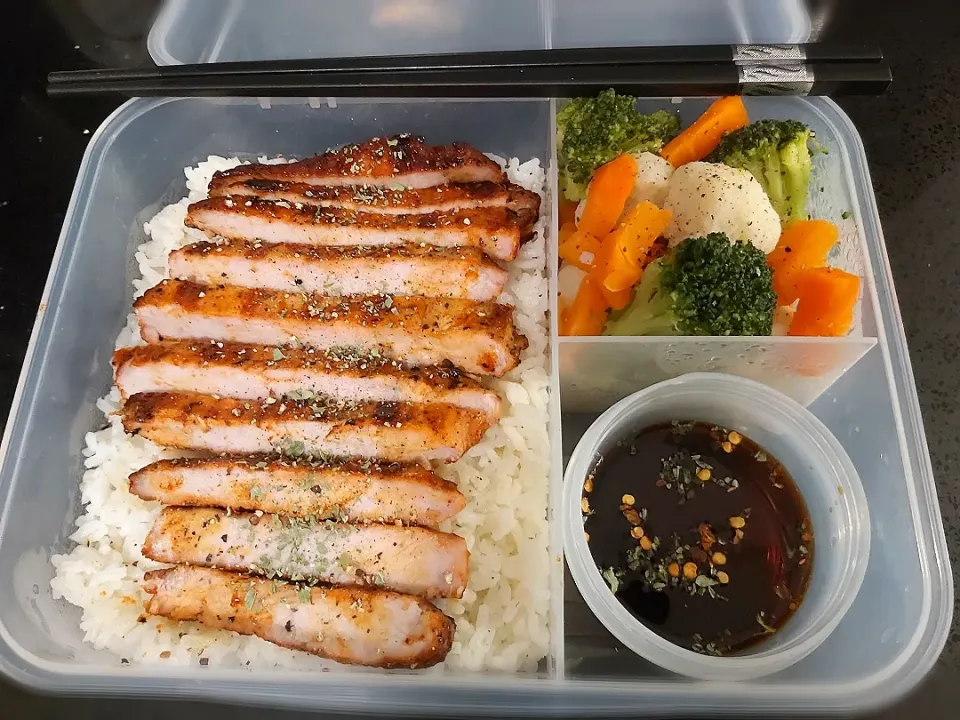 Snapdishの料理写真:Seasoned 🥩  with butter rice a melody of vegetables and a side of spiced soy 😋|BentoFoxさん