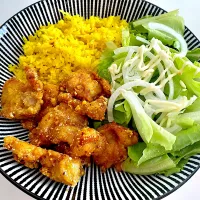 Snapdishの料理写真:Fried chicken with yellow rice and simple salad|Emmaさん