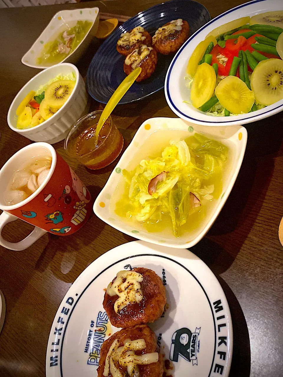 チーズハンバーグ　ベーコンとキャベツのスープ　サラダ🥗　五穀アイスティー🍹|ch＊K*∀o(^^*)♪さん