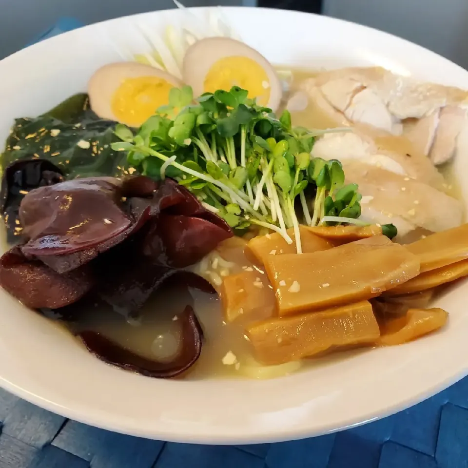 コラーゲンたっぷりの鶏スープラーメン|motohiroさん