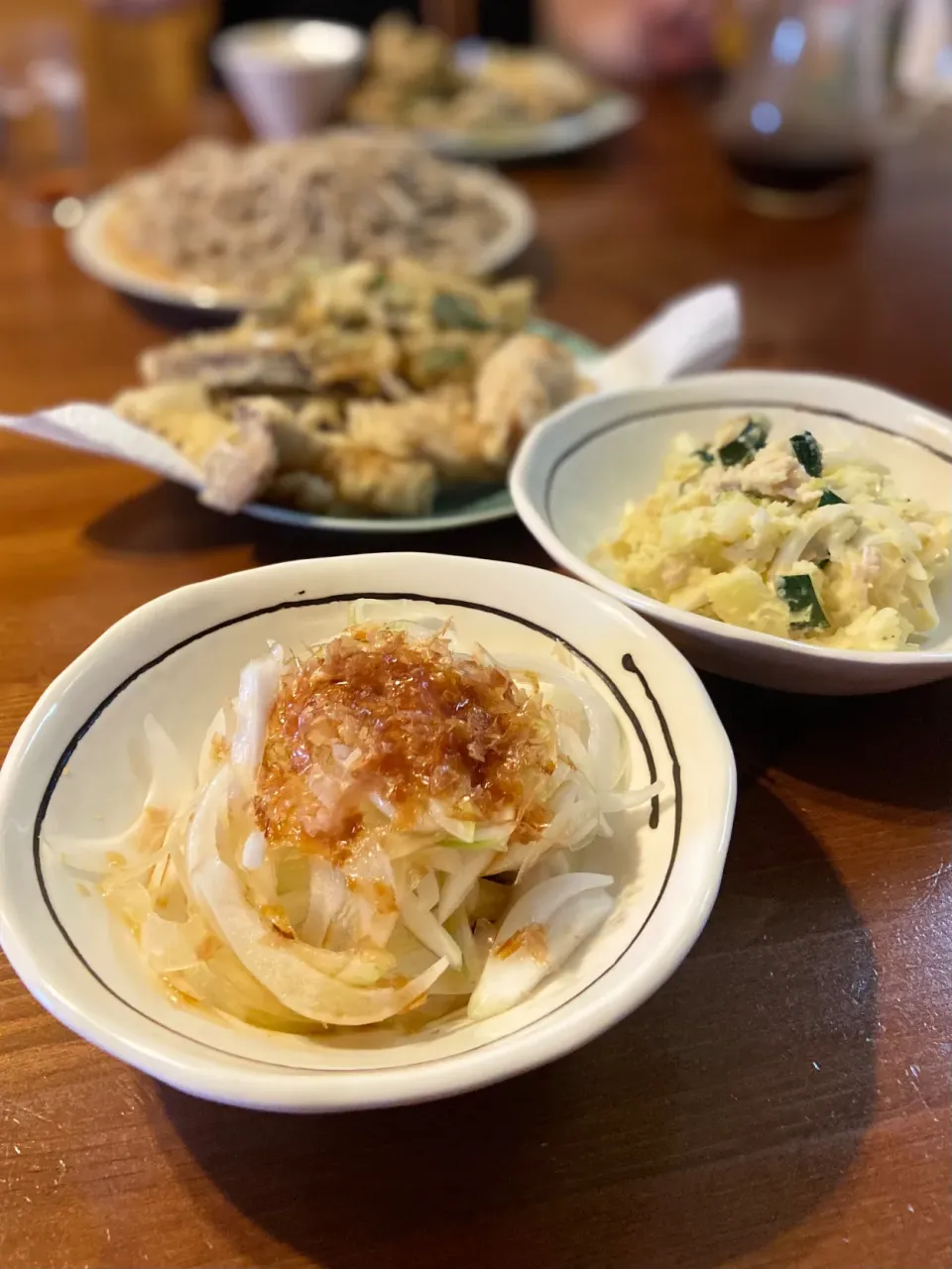 Snapdishの料理写真:6/12の夕食　新玉ねぎサラダと新しゃがポテトサラダ|yoneさん