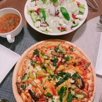 タコと彩り野菜のジェノベーゼソースサラダ、ピザ、オニオンスープ